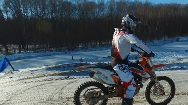 Motocyklista provádí kaskadérské kousky na zimní trati — Stock video