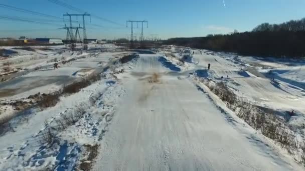 Um motociclista realiza acrobacias em uma pista de inverno — Vídeo de Stock