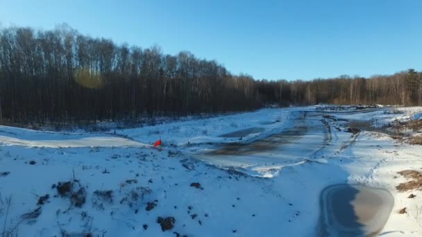Un motociclista realiza acrobacias en una pista de invierno — Vídeos de Stock