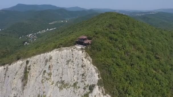 Casa de verão ioga no topo de montanhas tropicais — Vídeo de Stock