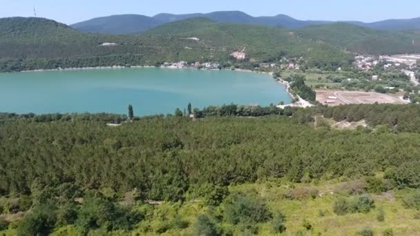 Hermoso día de verano en Abrau-Dyurso, snato con wyote — Vídeos de Stock