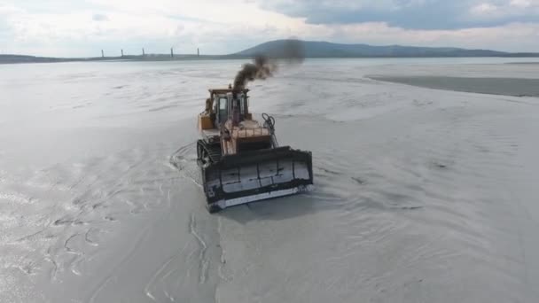 Bulldozer amarillo despeja el terraplén, wiev aéreo — Vídeo de stock