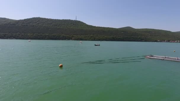 Belo dia de verão em Abrau-Dyurso, snato com wyote — Vídeo de Stock