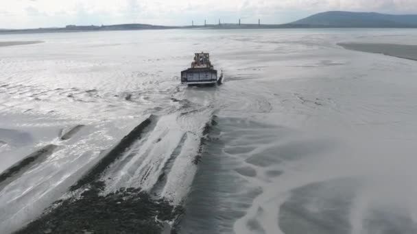 黄色推土机扫清堤岸,空中维 — 图库视频影像