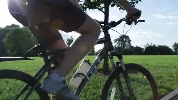 Młody chłopiec pedałuje na rowerze, zbliżenie — Wideo stockowe
