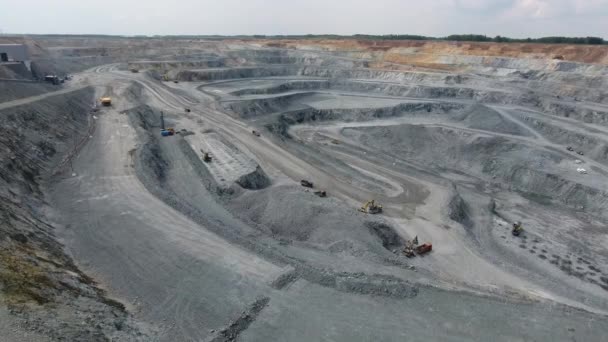 Operación de maquinaria en la minería a cielo abierto de mineral de cobre — Vídeo de stock