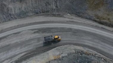 Bakır madenciliğinin açık çukurunda makine işletimi