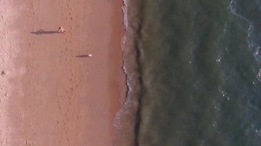Kısmen kumsal, kısmen deniz, yavaş çekim.