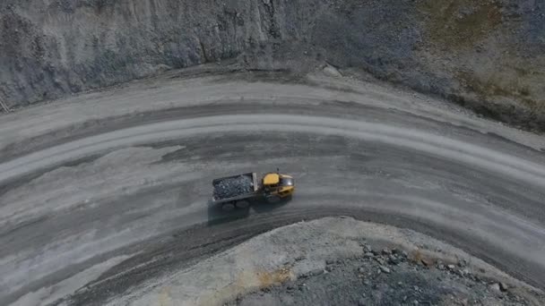 Provoz strojů v otevřené jámě těžba měděné rudy — Stock video