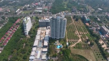Tayland 'da Pattaya sahilinde bir gökdelen.