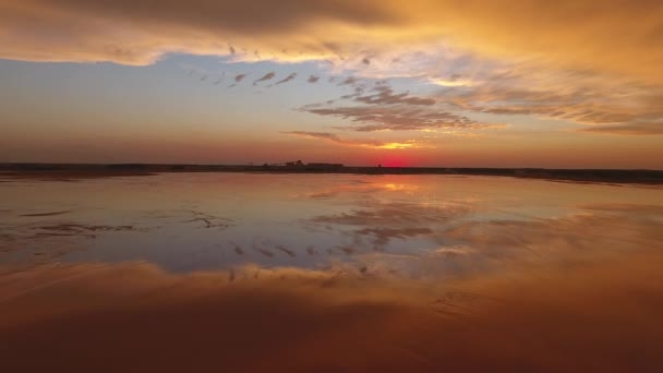 インドの沼に沈む夕日をとても美しく映し出しています。夕方 — ストック動画