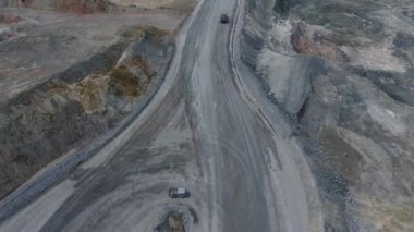 Bakır madenciliğinin açık çukurunda makine işletimi