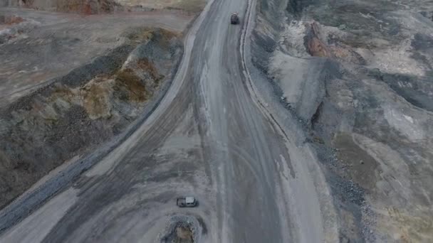 Operação de máquinas na mineração a céu aberto de minério de cobre — Vídeo de Stock