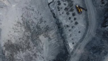 Bakır madenciliğinin açık çukurunda makine işletimi