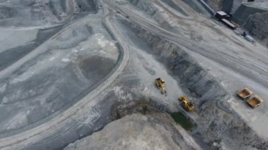Bakır madenciliğinin açık çukurunda makine işletimi