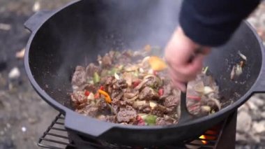 Kavrulmuş kuzu ve sebze açık ateşte.