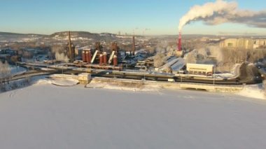 Kışın Nizhny Tagil 'deki Sovyetler Birliği' nin imha ettiği fabrika. .