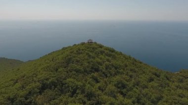 Tropikal dağların tepesinde yazlık yoga.