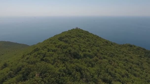 Casa de verão ioga no topo de montanhas tropicais — Vídeo de Stock