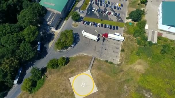 Despegar y volar el helicóptero sobre la ciudad Abrau-Dyurso — Vídeo de stock