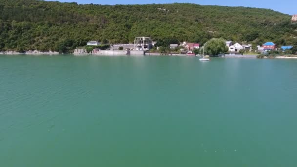 Hermoso día de verano en Abrau-Dyurso, snato con wyote — Vídeos de Stock