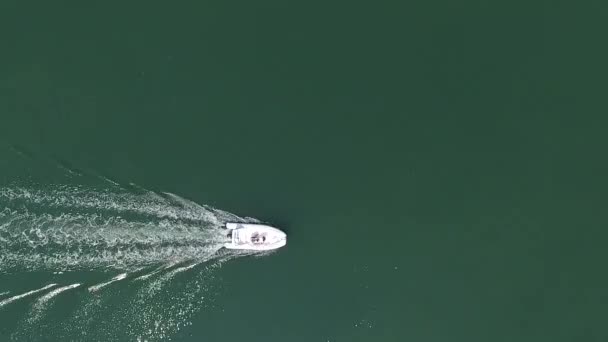 Pequeña lancha amarrada en el puerto de Pattaya — Vídeos de Stock