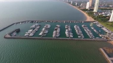 Pattaya, Tayland 'da lüks bir liman. Toplam planın üst görünümü