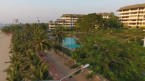 Piscina turquesa en el sitio en la playa en Tailandia — Vídeos de Stock