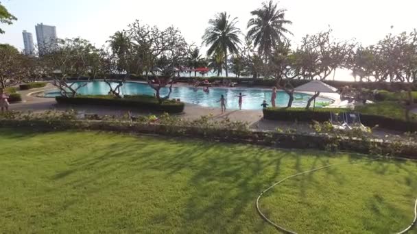 Niños con sus madres nadan en la piscina al aire libre — Vídeos de Stock