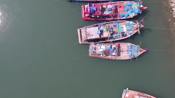 Barcos ancorados para pescadores tailandeses, vista superior — Vídeo de Stock