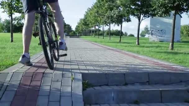 Een jonge jongen peddelt zijn Fiets, close-up — Stockvideo