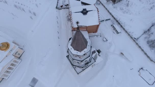 Реставрация старой церкви и часовни, Свердловская область, Россия, зима — стоковое видео