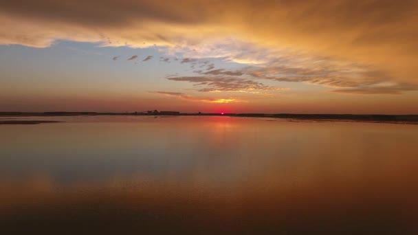 Zeer mooie weerspiegeling van de zonsondergang in een moeras in India — Stockvideo
