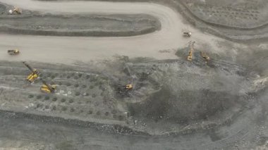 Bakır madenciliğinin açık çukurunda makine işletimi