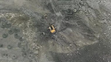 Kazıcı bakır madeninin dibinde çalışıyor.