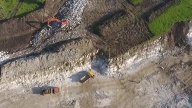 Makine alçı taşı ocağında çalışıyor.