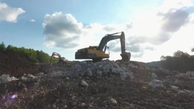 Makine alçı taşı ocağında çalışıyor.