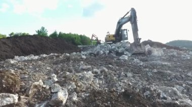 Makine alçı taşı ocağında çalışıyor.