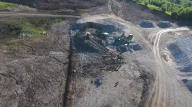 Makine alçı taşı ocağında çalışıyor.