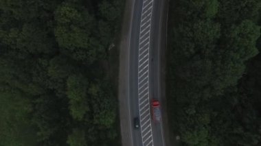Kırmızı kamyon otobanda çakıl yüklü.