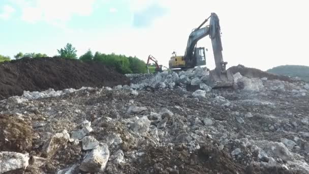 Trabajos de maquinaria en la cantera de yeso — Vídeo de stock