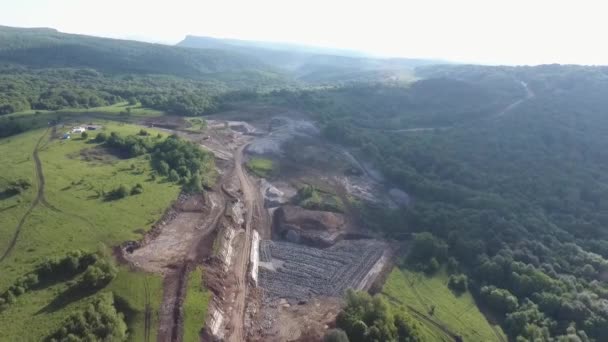 Trabajos de maquinaria en la cantera de yeso — Vídeos de Stock