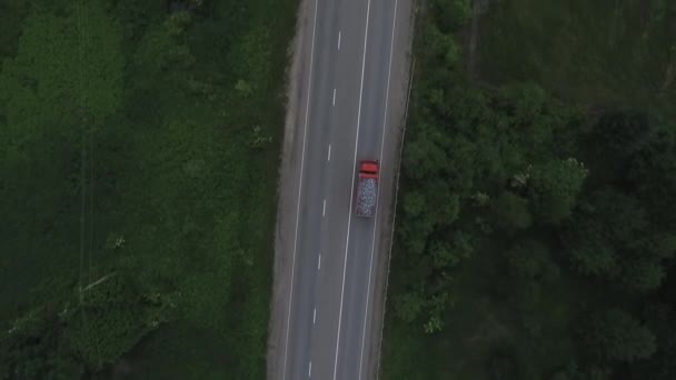 Caminhão vermelho carregado com cascalho na auto-estrada — Vídeo de Stock