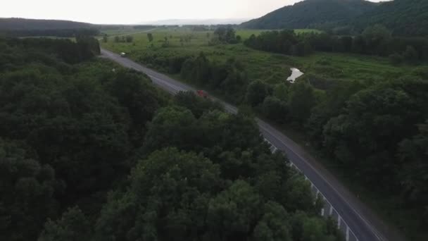 Camión rojo cargado con grava en la autopista — Vídeos de Stock