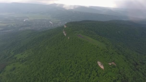 Kavkazské hory v létě, letecké wiev, mlha, déšť. — Stock video