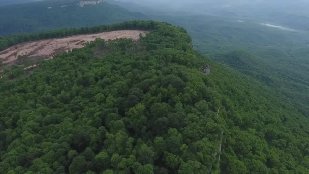 Cáucaso montanhas no verão, wiev aéreo, nevoeiro — Vídeo de Stock