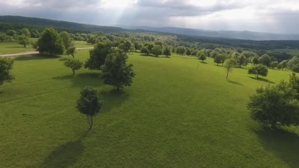 Gyönyörű kilátás nyílik a zöld hegyek a Kaukázus Adygea — Stock videók