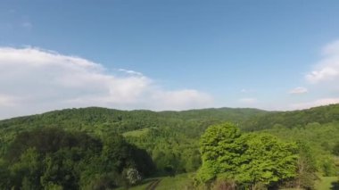 Adygea 'daki Kafkasların yeşil dağlarının güzel manzarası