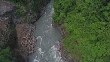 Kafkasya dağlarındaki vadide, sık ağaçların arasında.