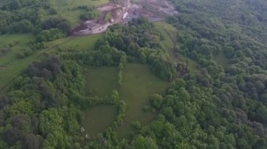 Makine alçı taşı ocağında çalışıyor.